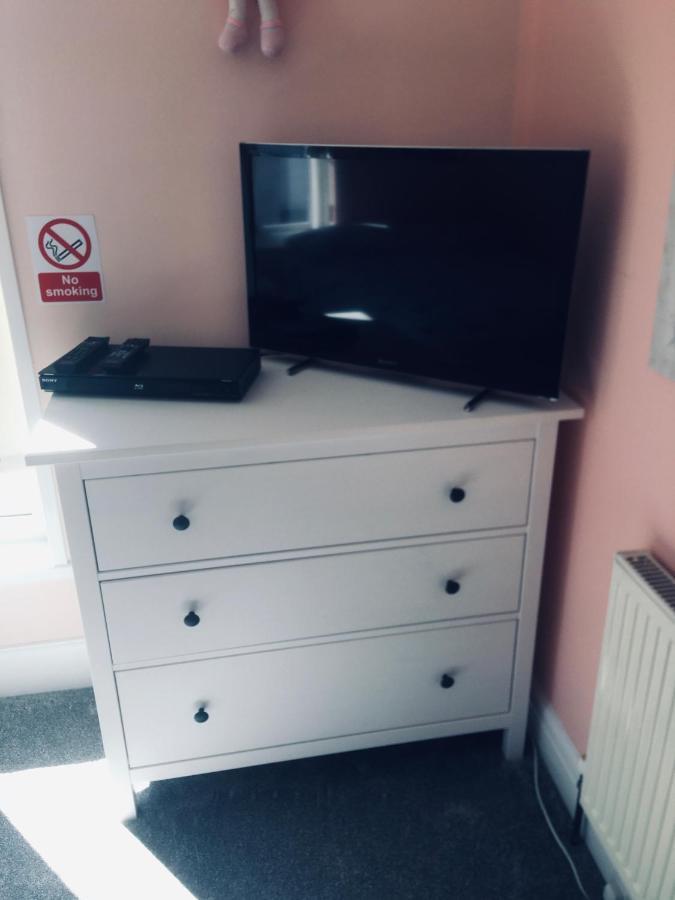 Barbie House ,Opposite The Beach & Paignton Pier , 2 Bedroom Apartment With Private Car Space & Garden , Free Access Next Door To The Stunning Ballet & Make Up School & A Beautiful Ladys Beauty Salon (Adults Only) 외부 사진