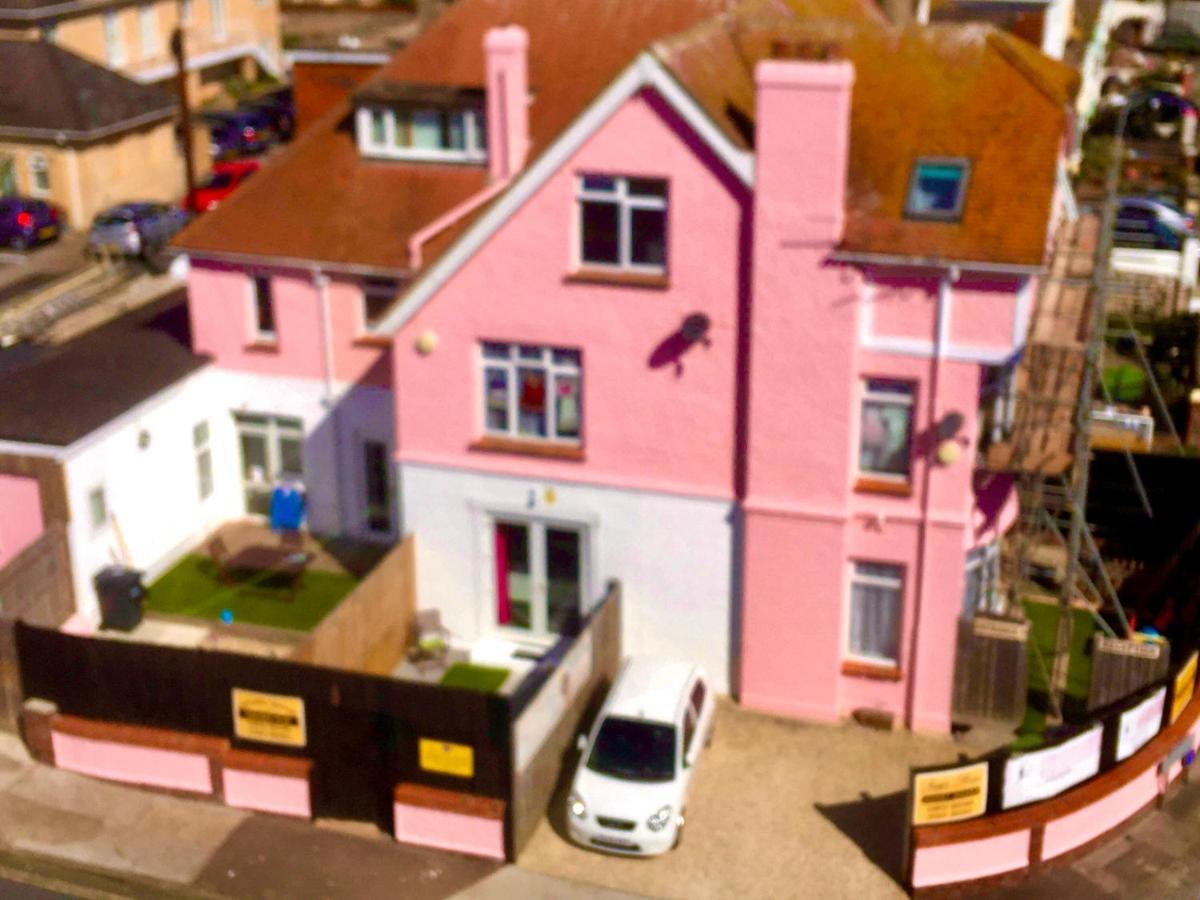 Barbie House ,Opposite The Beach & Paignton Pier , 2 Bedroom Apartment With Private Car Space & Garden , Free Access Next Door To The Stunning Ballet & Make Up School & A Beautiful Ladys Beauty Salon (Adults Only) 외부 사진