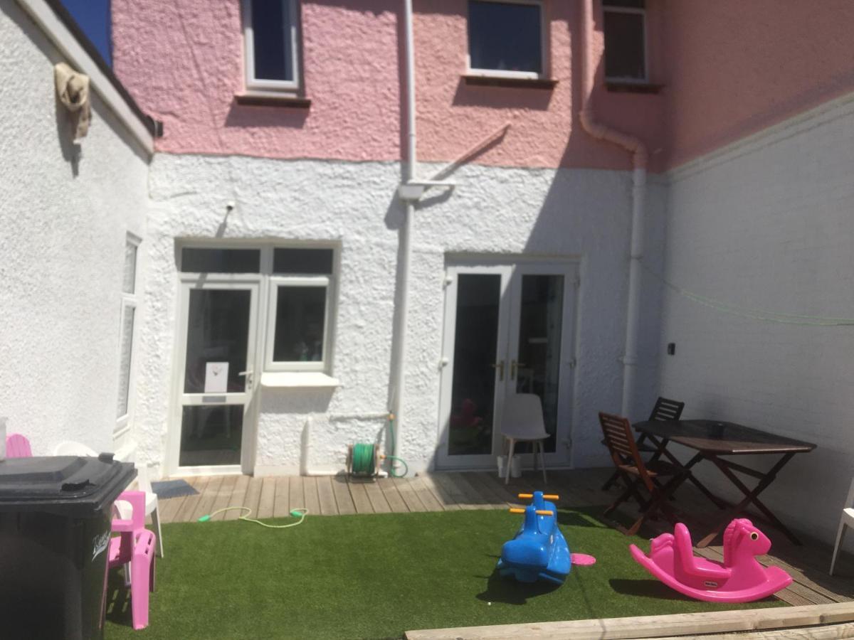 Barbie House ,Opposite The Beach & Paignton Pier , 2 Bedroom Apartment With Private Car Space & Garden , Free Access Next Door To The Stunning Ballet & Make Up School & A Beautiful Ladys Beauty Salon (Adults Only) 외부 사진