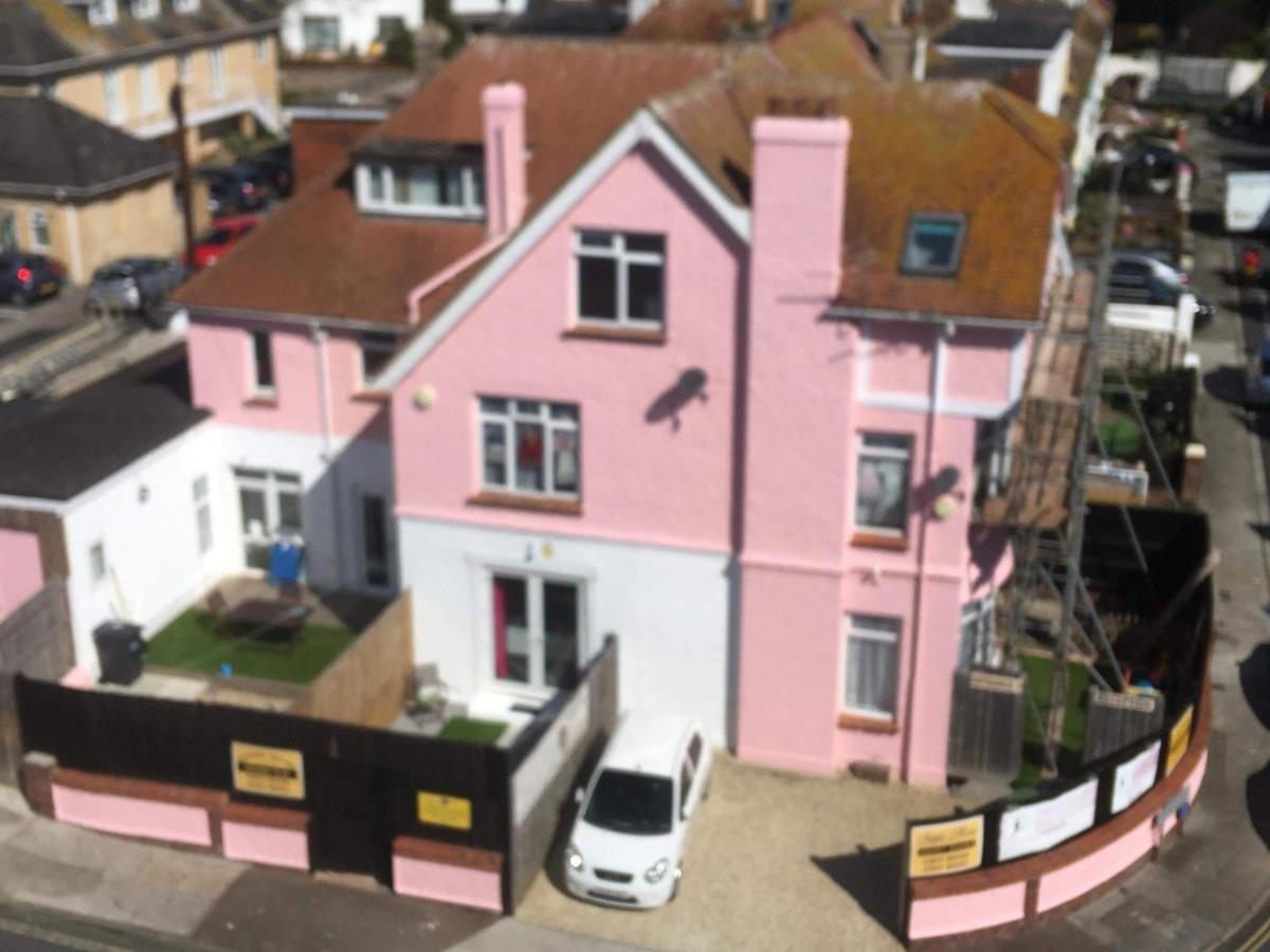 Barbie House ,Opposite The Beach & Paignton Pier , 2 Bedroom Apartment With Private Car Space & Garden , Free Access Next Door To The Stunning Ballet & Make Up School & A Beautiful Ladys Beauty Salon (Adults Only) 외부 사진