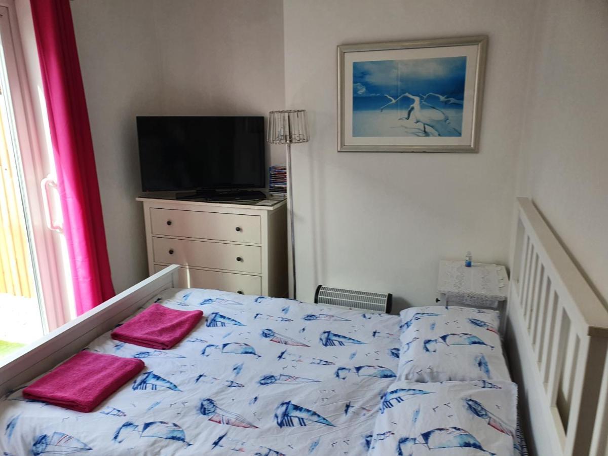 Barbie House ,Opposite The Beach & Paignton Pier , 2 Bedroom Apartment With Private Car Space & Garden , Free Access Next Door To The Stunning Ballet & Make Up School & A Beautiful Ladys Beauty Salon (Adults Only) 외부 사진