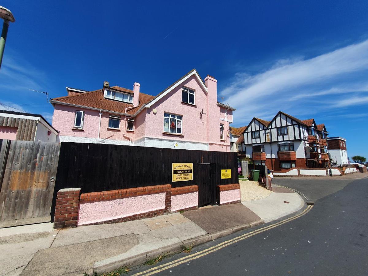 Barbie House ,Opposite The Beach & Paignton Pier , 2 Bedroom Apartment With Private Car Space & Garden , Free Access Next Door To The Stunning Ballet & Make Up School & A Beautiful Ladys Beauty Salon (Adults Only) 외부 사진