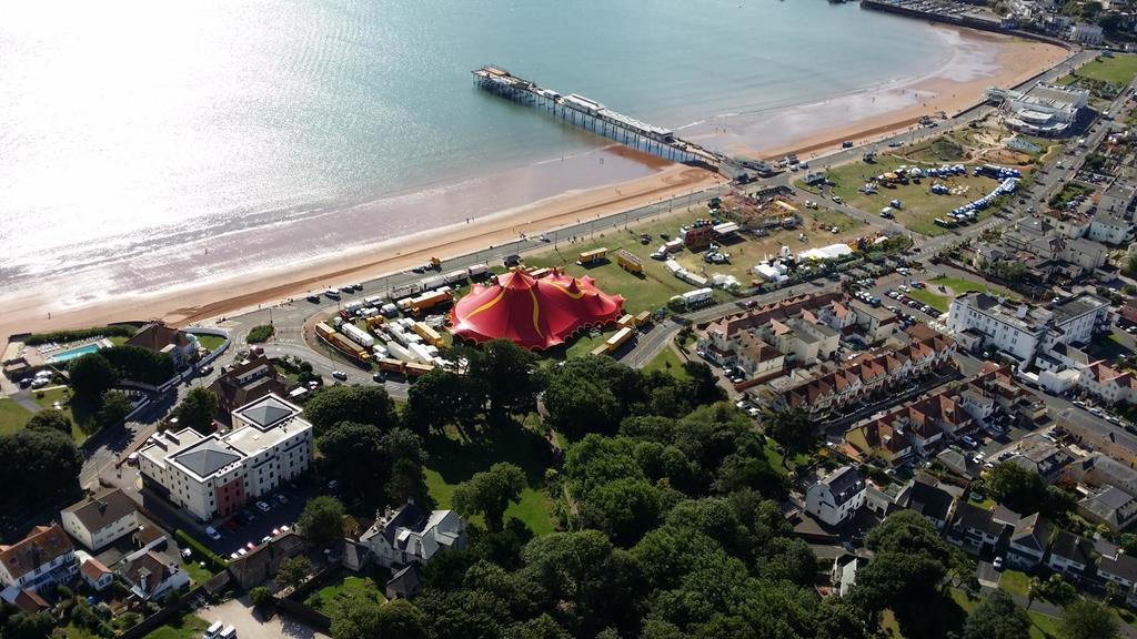Barbie House ,Opposite The Beach & Paignton Pier , 2 Bedroom Apartment With Private Car Space & Garden , Free Access Next Door To The Stunning Ballet & Make Up School & A Beautiful Ladys Beauty Salon (Adults Only) 객실 사진